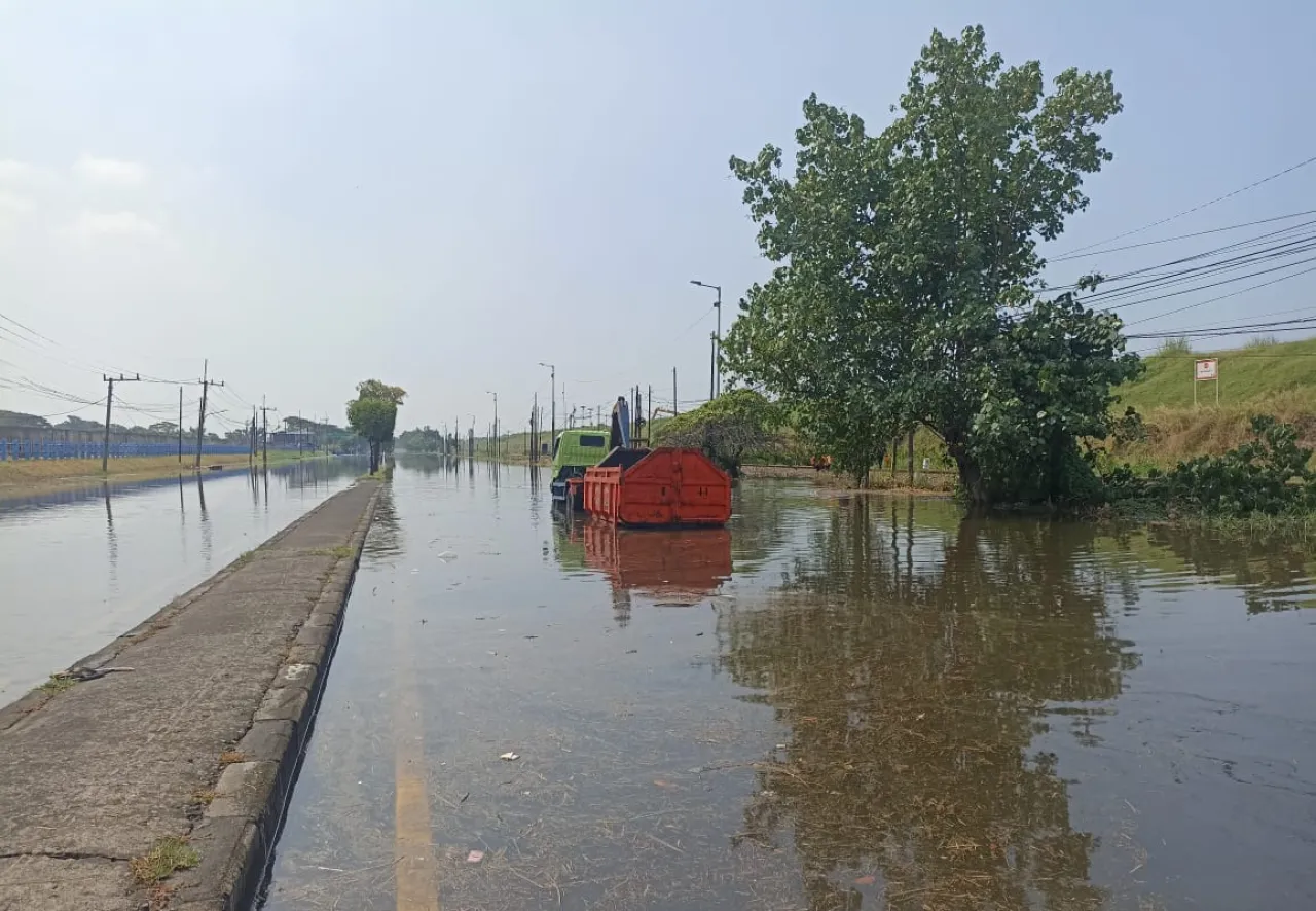 Banjir Cukup Parah Akibat Hujan, Jalan Porong Sidoarjo Sempat Tutup Total