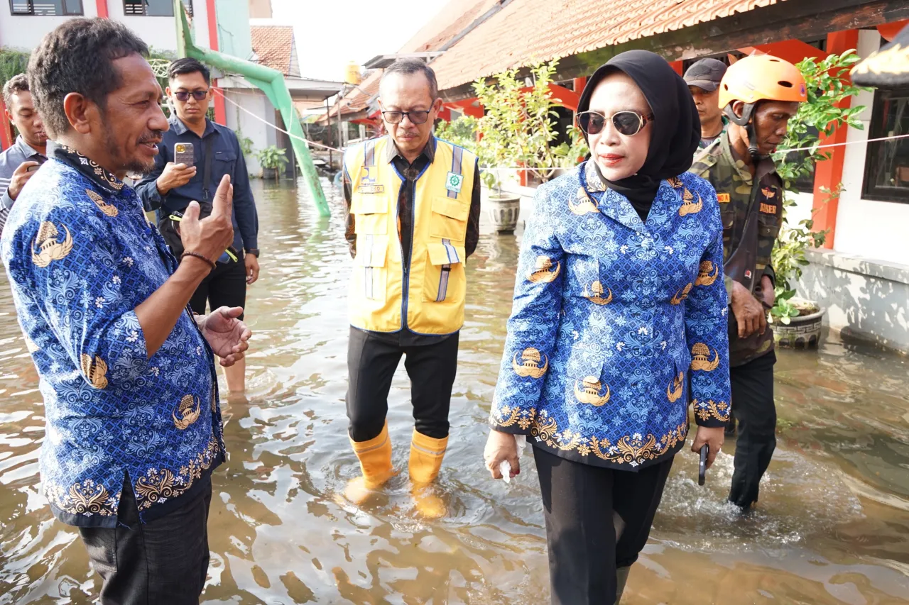 Banjir di SMPN 2 Tanggulangin,Wabup Mimik Idayana Sidak ke Lokasi