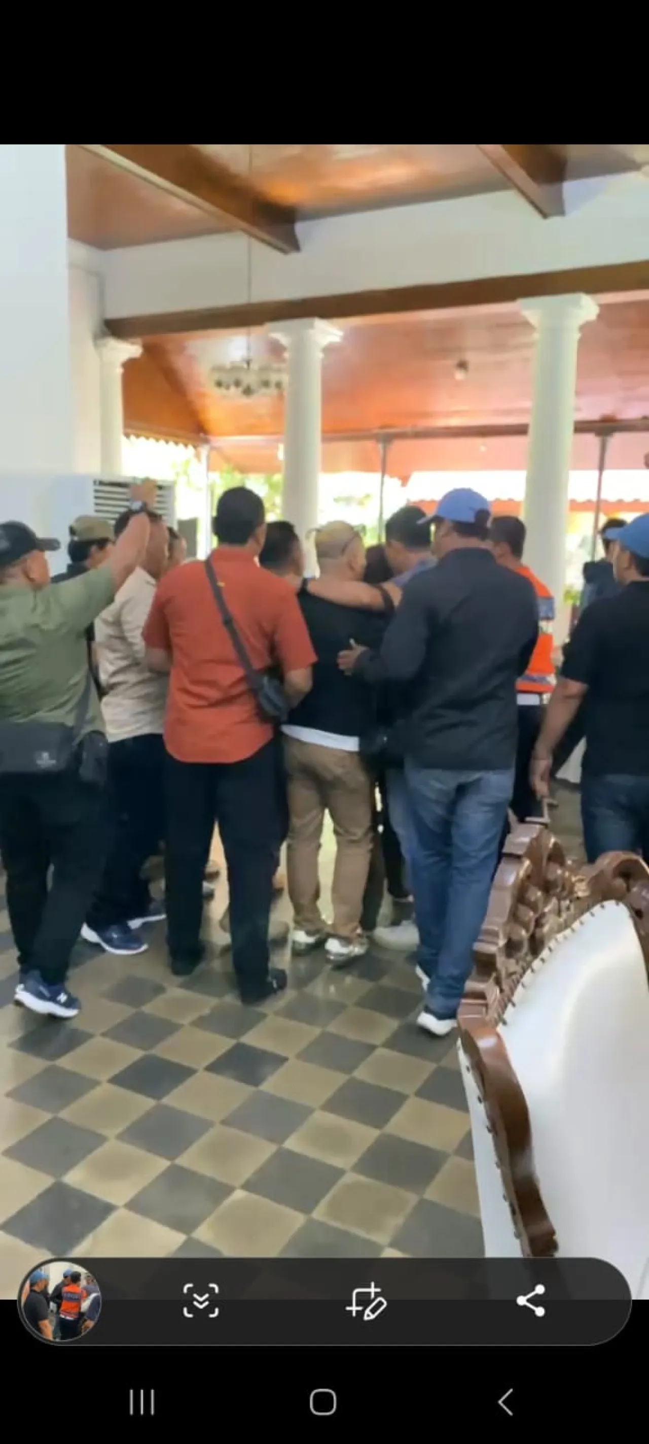 Oknum Pengamanan Wabup Sidoarjo Melarang Wartawan Untuk Meliput Saat Mediasi