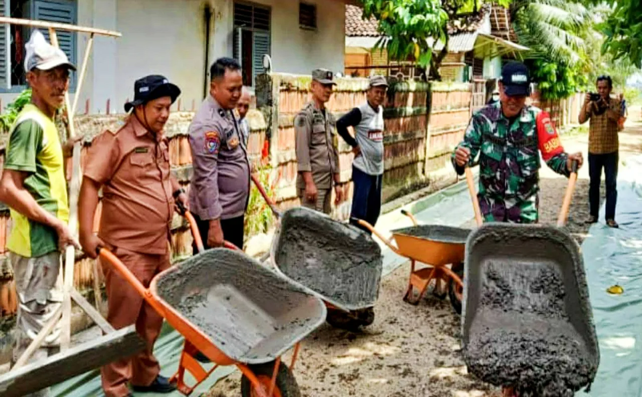 Jalan Penghubung Dua Dusun di Pekon Pujodadi Dibeton, Melalui ADD Tahap I th 2025