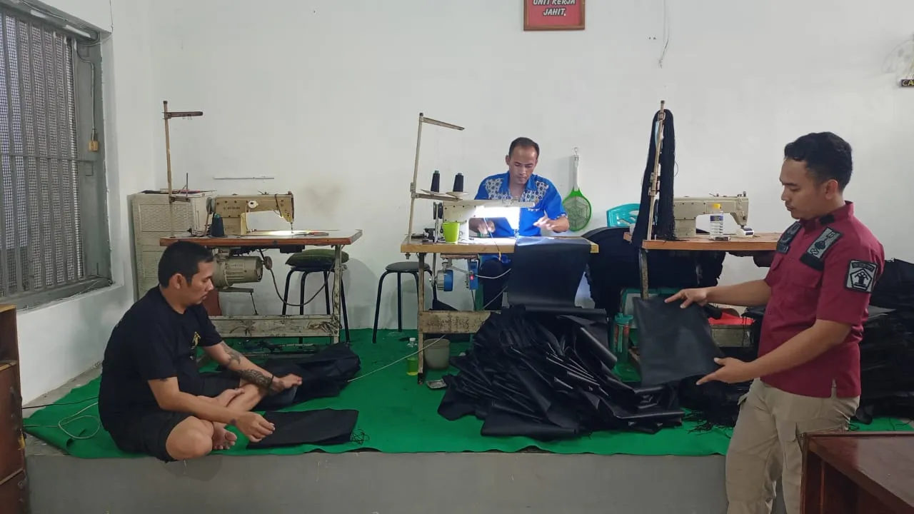 Lapas Sidoarjo Bekali Ketrampilan Menjahit Warga Binaan
