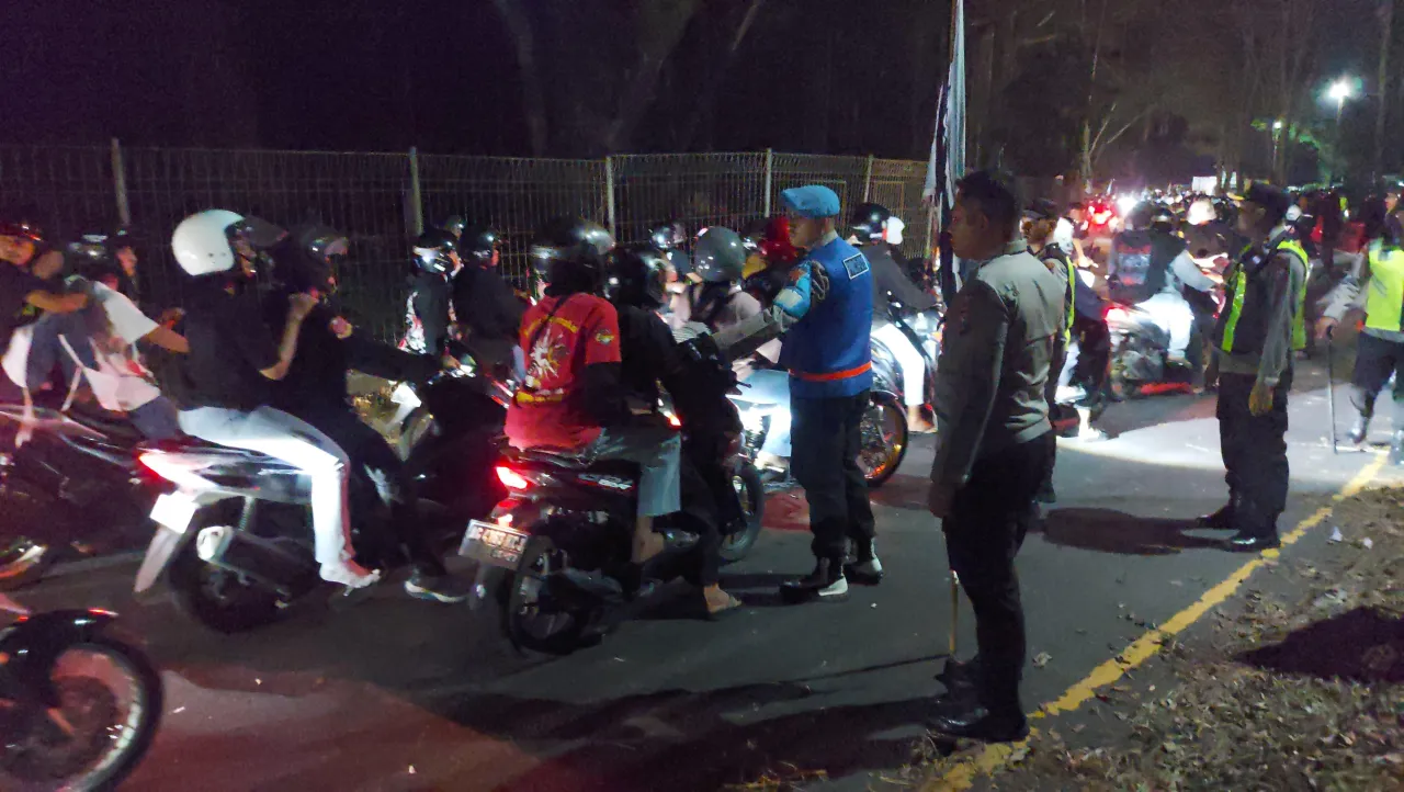 Humanis, Polisi Berhasil Bubarkan Pesilat yang Tutup Akses Jalan Malang - Blitar
