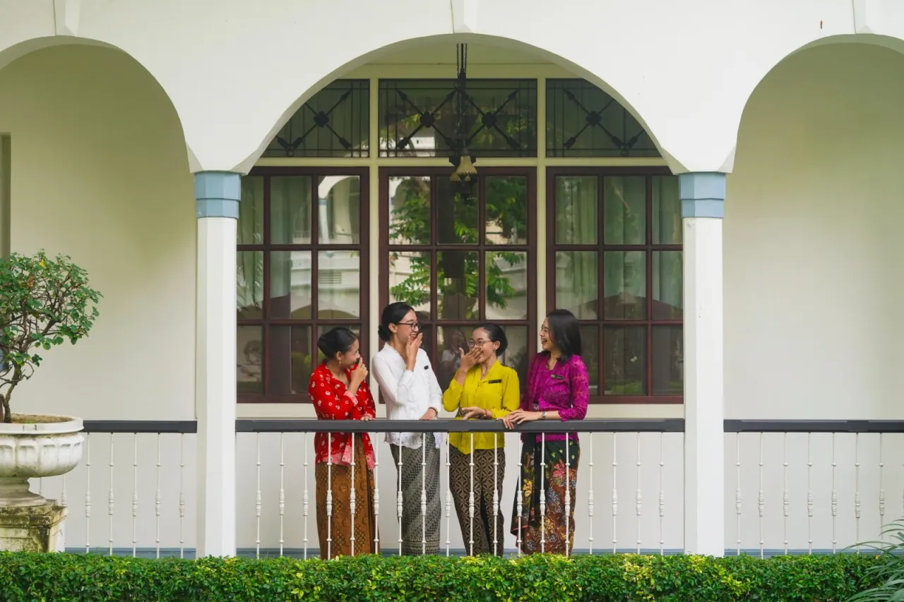 Hotel Majapahit Surabaya Hadirkan “Women in Kebaya: Weaving Heritage Through Batik