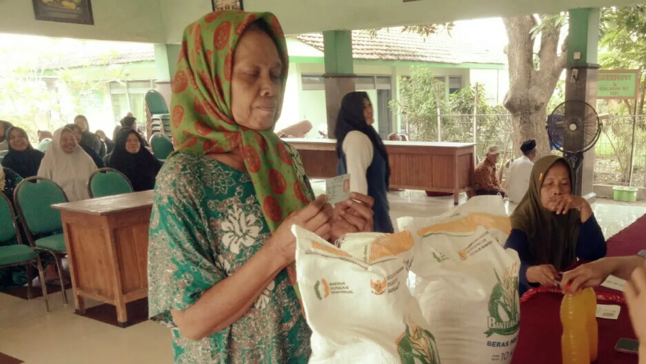 202 Warga Terima Bantuan Beras di Kantor Desa Tlasih 