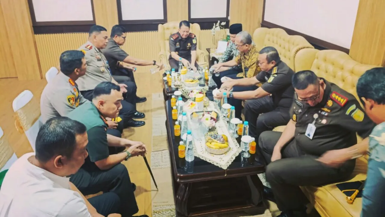 Kalapas Sidoarjo Hadiri Kunjungan Kajati Jatim dan Penyerahan Surat Ketetapan RJ di Kejari Sidoarjo