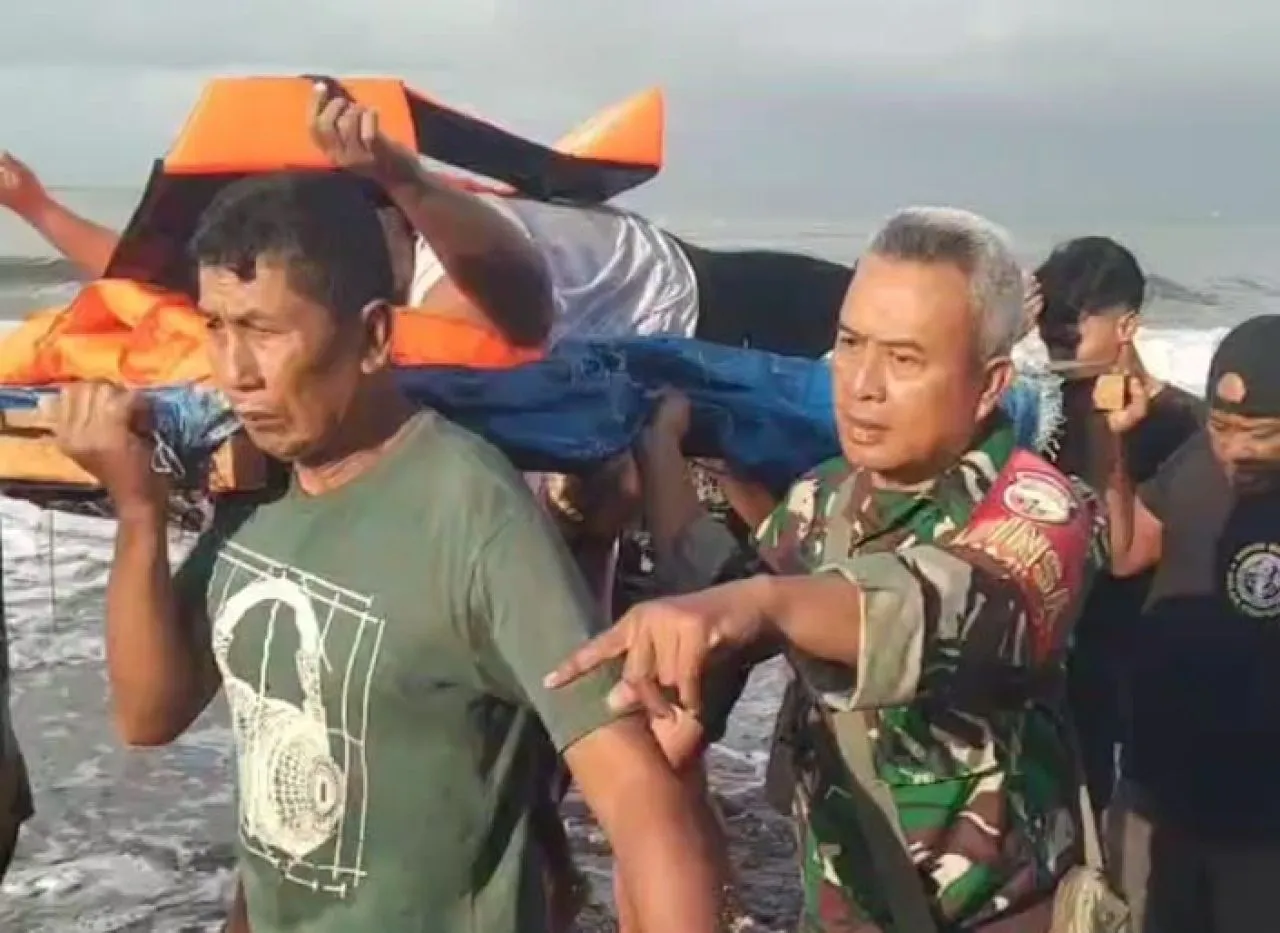 Sinergi TNI - Polri dan Tim SAR, Kodim 1617/Jembrana kerahkan 80 Prajurit Bantu evakusi Korban Tenggelamnya KMP TPJ di S