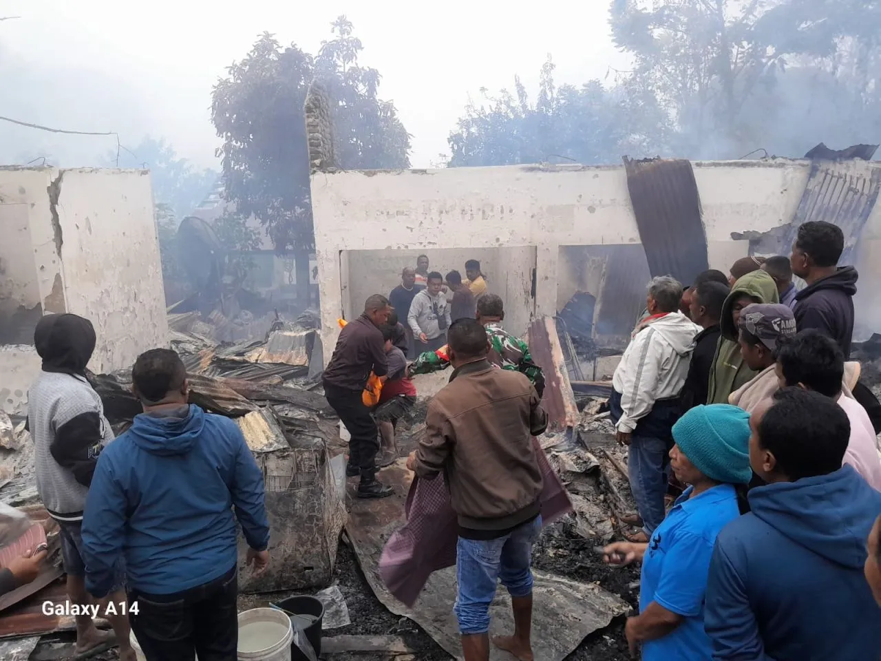 Kebakaran di Pasar Oinlasi: Babinsa Sigap Evakuasi Jenazah Korban