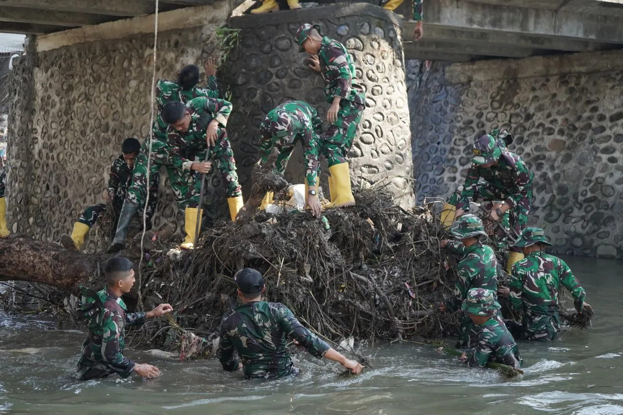 Korem 162/Wira Bhakti Gelar Korve Sampah Pasca Banjir di Kota Mataram