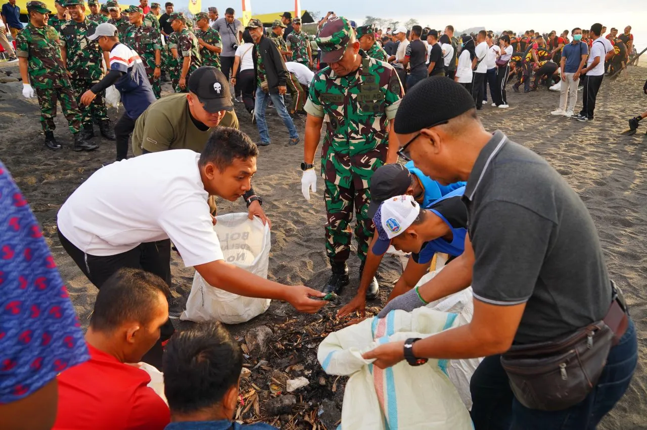 Kasdam IX/Udayana Pimpin Karya Bakti Bersihkan Pantai Lembeng