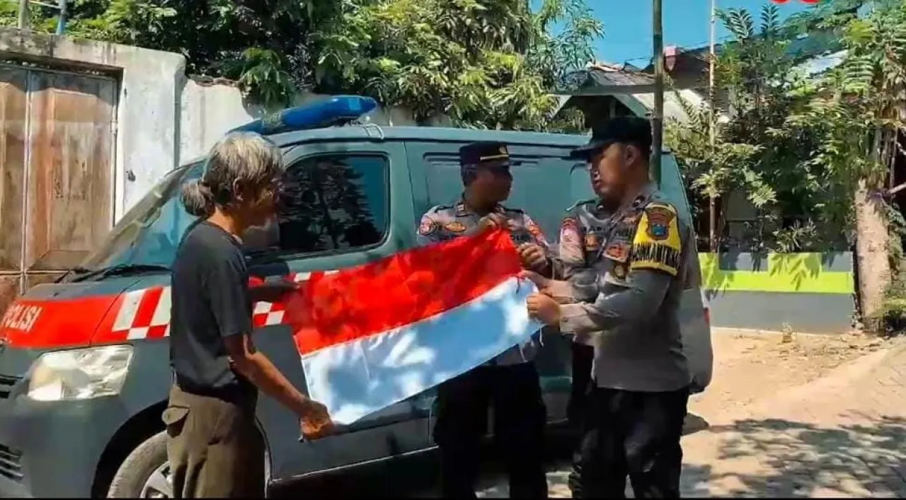 Ribuan Bendera Merah Putih Dibagikan oleh Polres Probolinggo untuk Warga, Bangkitkan Semangat Kemerdekaan RI ke - 80