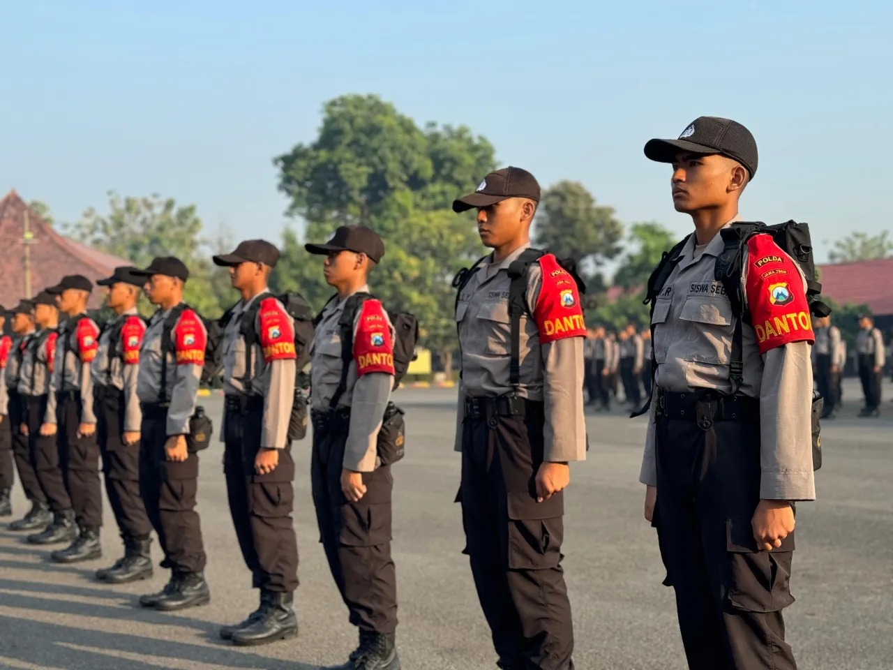 Serasa di Akademi Internasional, Komando 'Roll Call Begin!' Menggema di Apel Siswa Bintara SPN Polda Jatim
