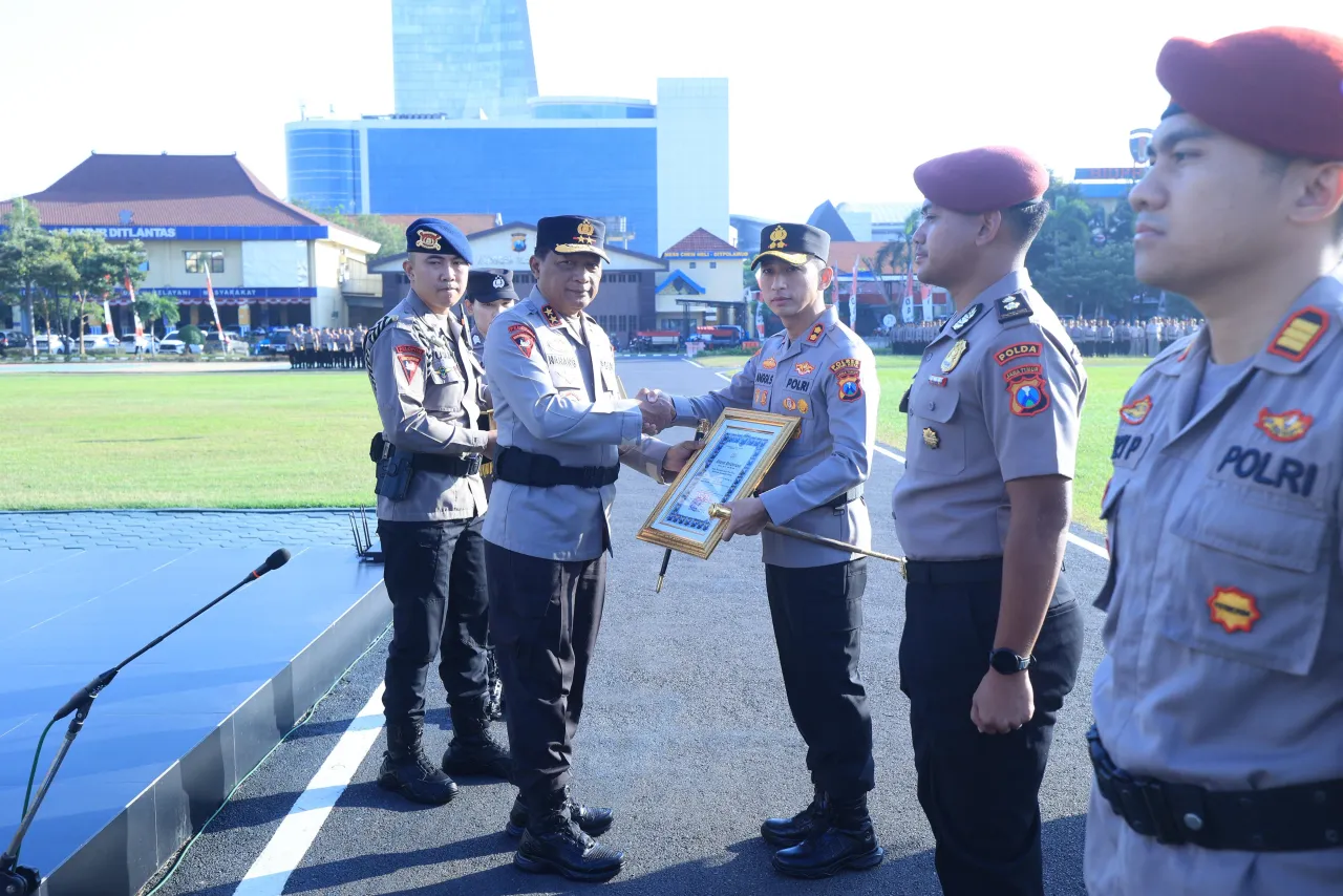 Kapolda Jatim Beri Penghargaan 73 Personel Berprestasi 4 Diantaranya Terima KPLB