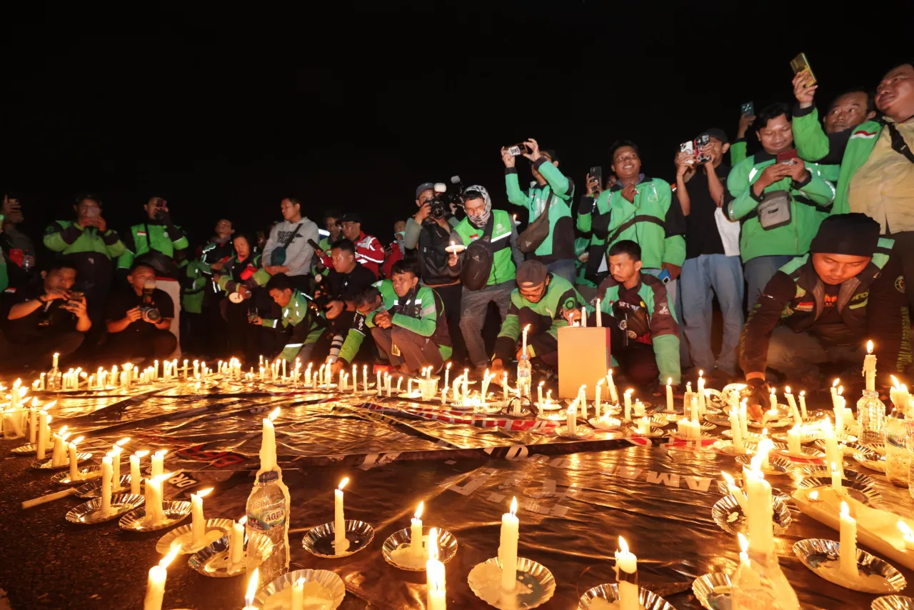Driver Ojol Gelar Aksi Damai 1000 Lilin di Depan Mapolda Jatim