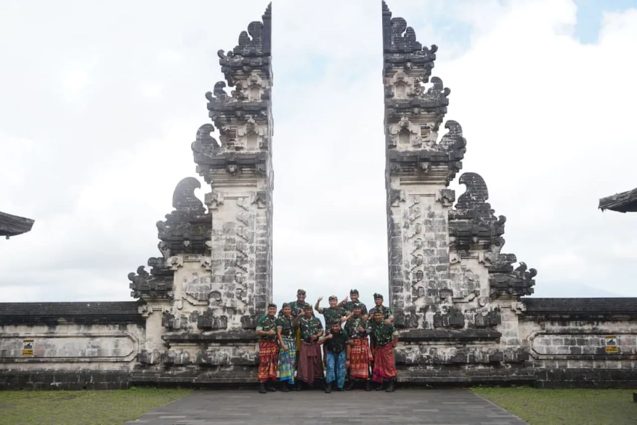 Pangdam IX/Udayana Laksanakan Wisata Religi Ke Pura Sad Kahyangan Lempuyang