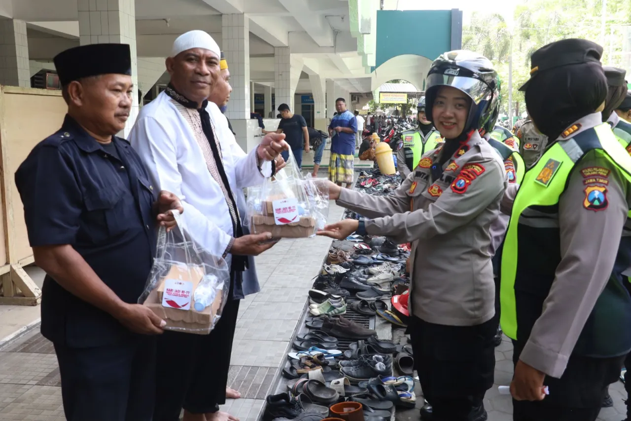 Polwan Polres Pelabuhan Tanjung Perak Gelar Patroli Harkamtibmas dan Jum’at Berkah Rayakan HUT ke-77