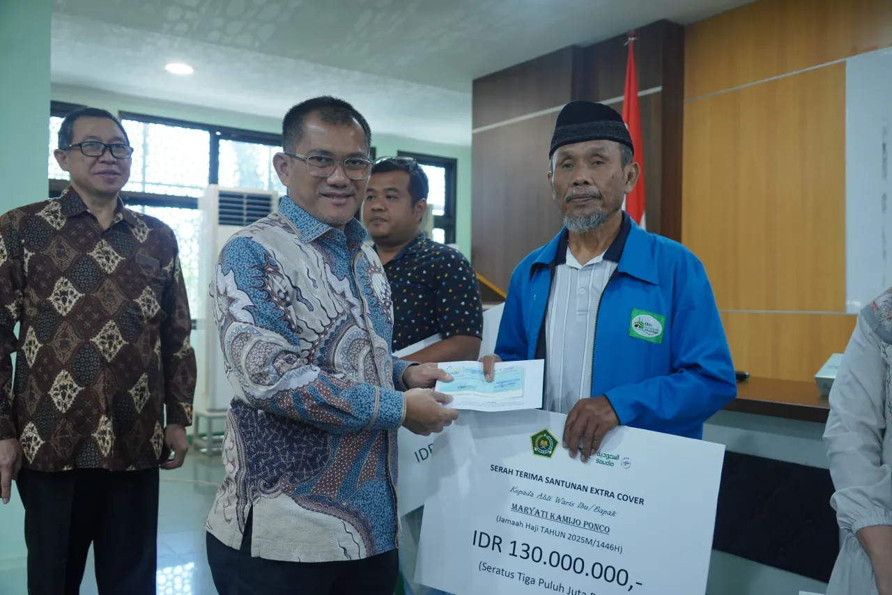 Kemenag dan Saudia Airlines Serahkan Santunan Extra Cover pada Enam Ahli Waris Jemaah Haji Embarkasi Surabaya