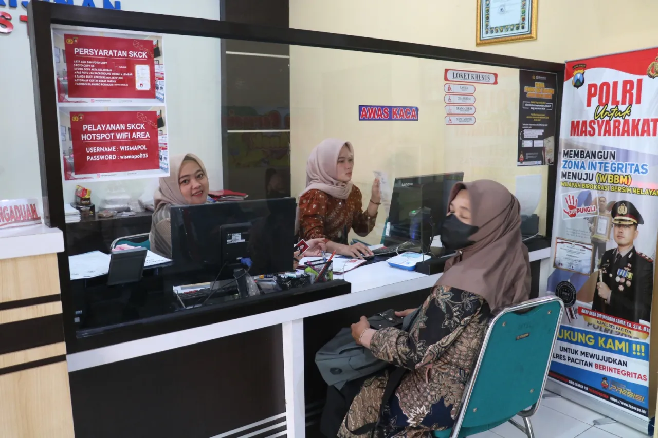 Polres Pacitan Perpanjang Jam Pelayanan SKCK Petugas Lembur Hingga Pukul 01.00 Dini Hari