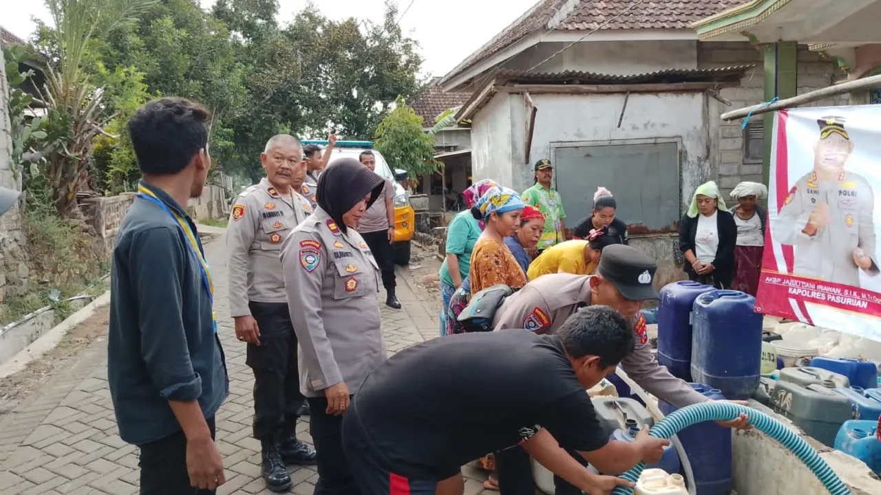Polres Pasuruan dan PMII Salurkan 6.000 Liter Air Bersih ke Desa Karangjati Lumbang