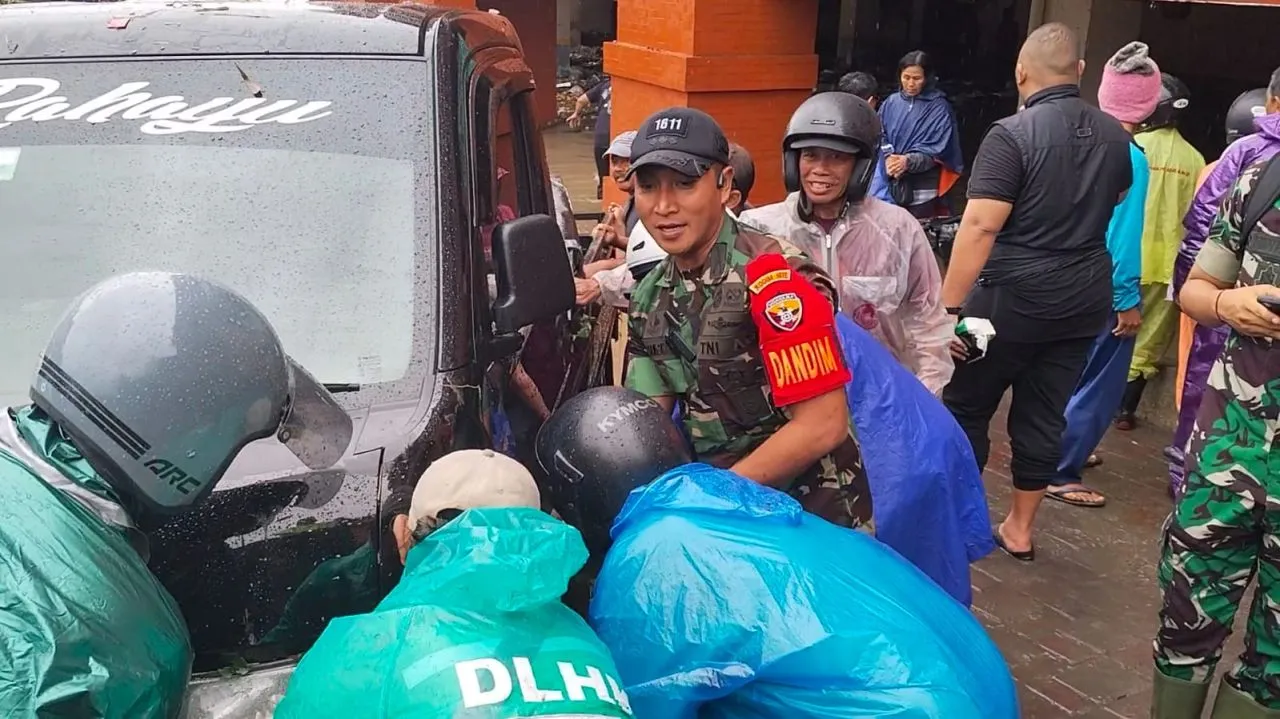 Prajurit Kodam IX/Udayana Sigap Evakuasi Warga Terdampak Banjir di Denpasar