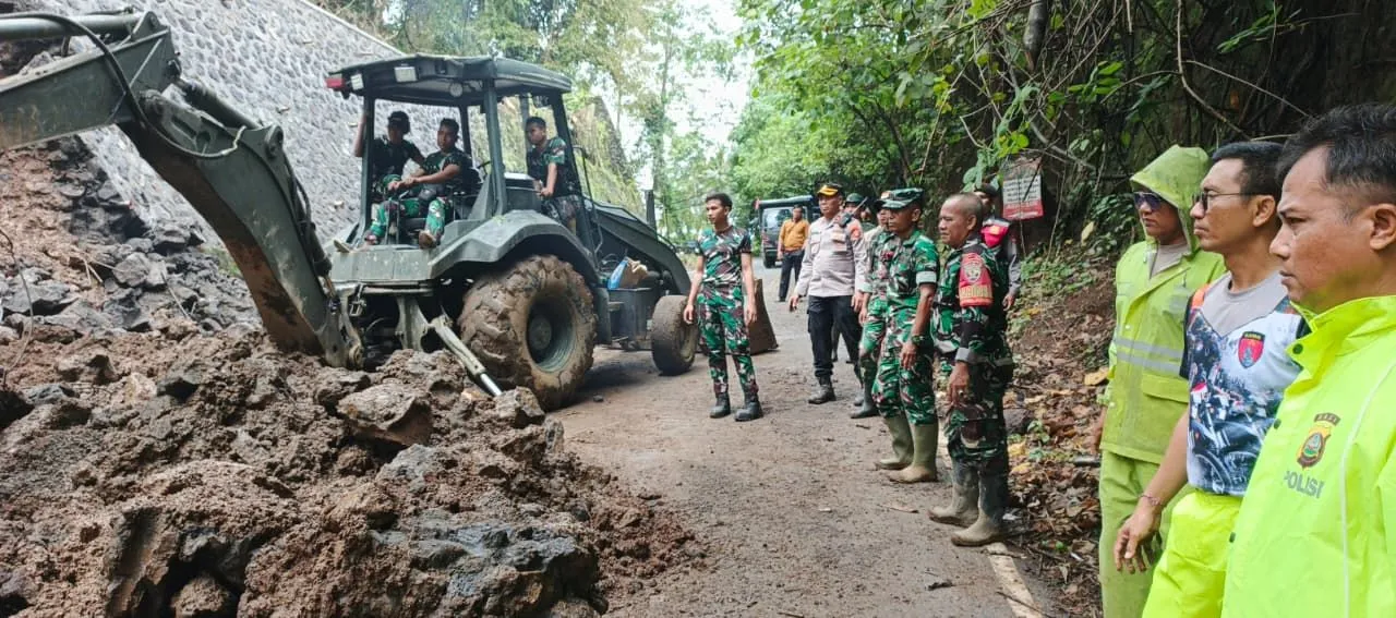 Prajurit Yonzipur 18/YKR Turun Tangan Atasi Longsor di Gianyar