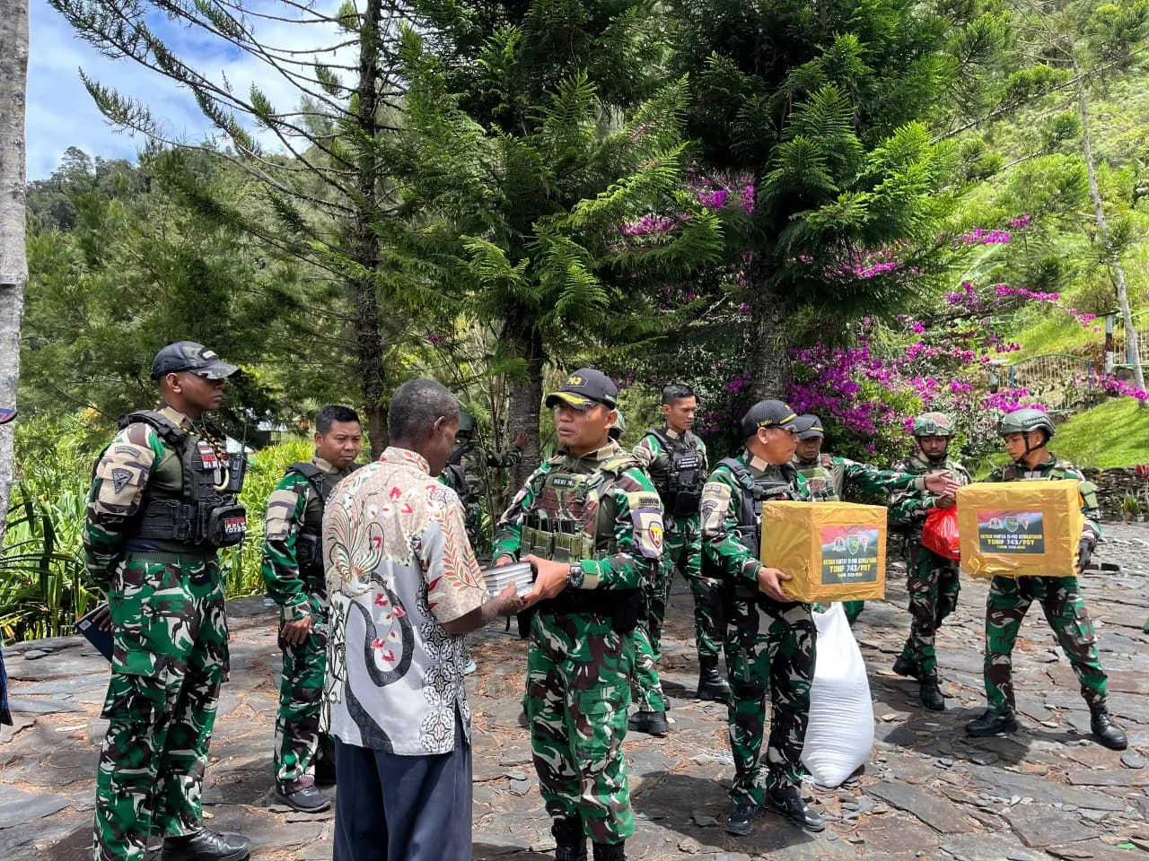 Satgas Yonif 743/PSY Tebar Kasih di Tanah Talilime