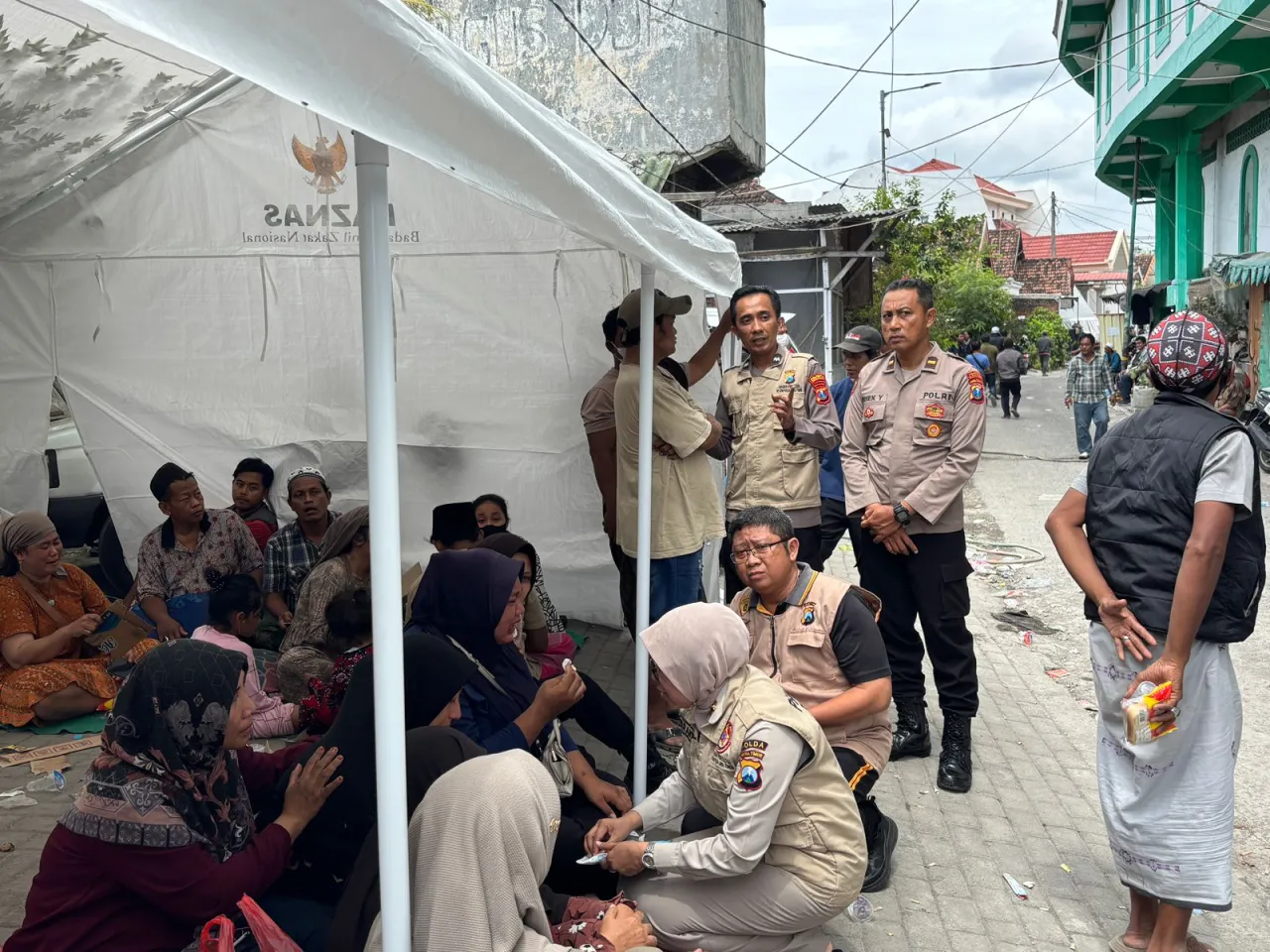 Polda Jatim Beri Trauma Healing Korban Runtuhnya Bangunan Ponpes Al-Khoziny Sidoarjo