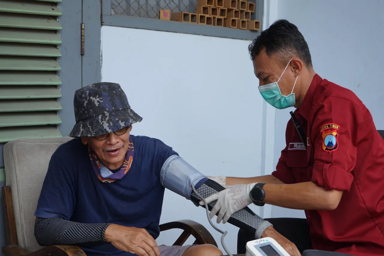 Brimob Polda Jatim Buka Layanan Kesehatan Gratis di Ponpes Al Khoziny Sidoarjo
