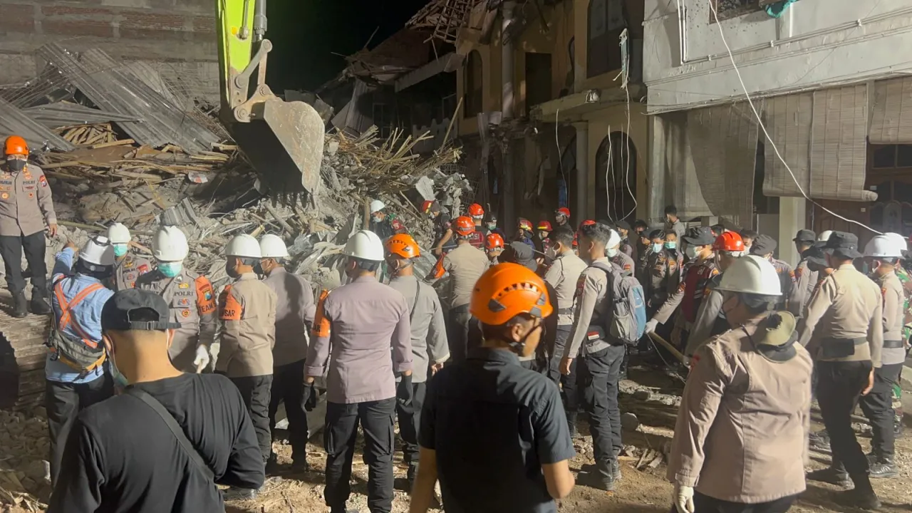 Ratusan Personel Polresta Sidoarjo Berjibaku Bersihkan Puing Bangunan Ponpes Al Khoziny