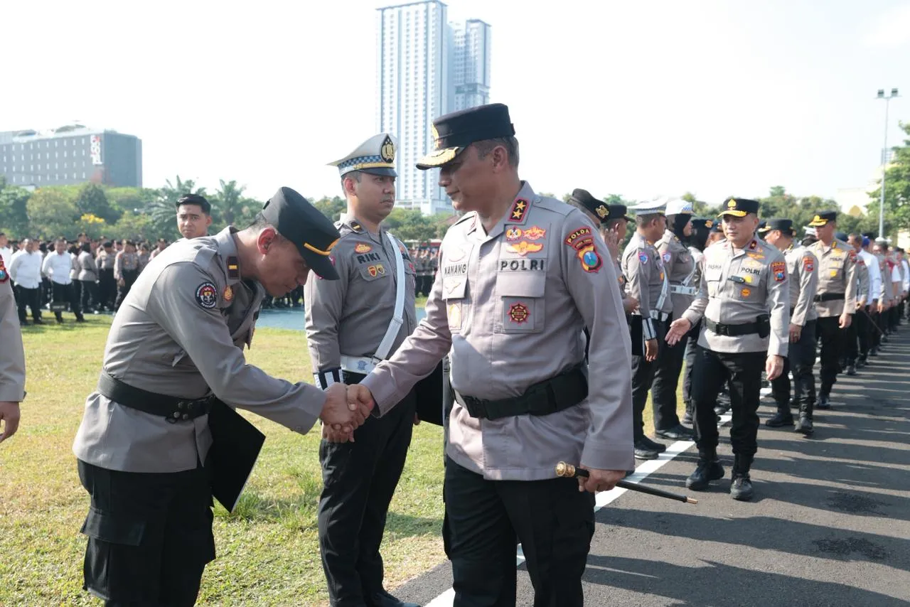 Kapolda Jatim Beri Penghargaan untuk 263 Personel dan KPLB bagi Bripda Ahmad Ricky