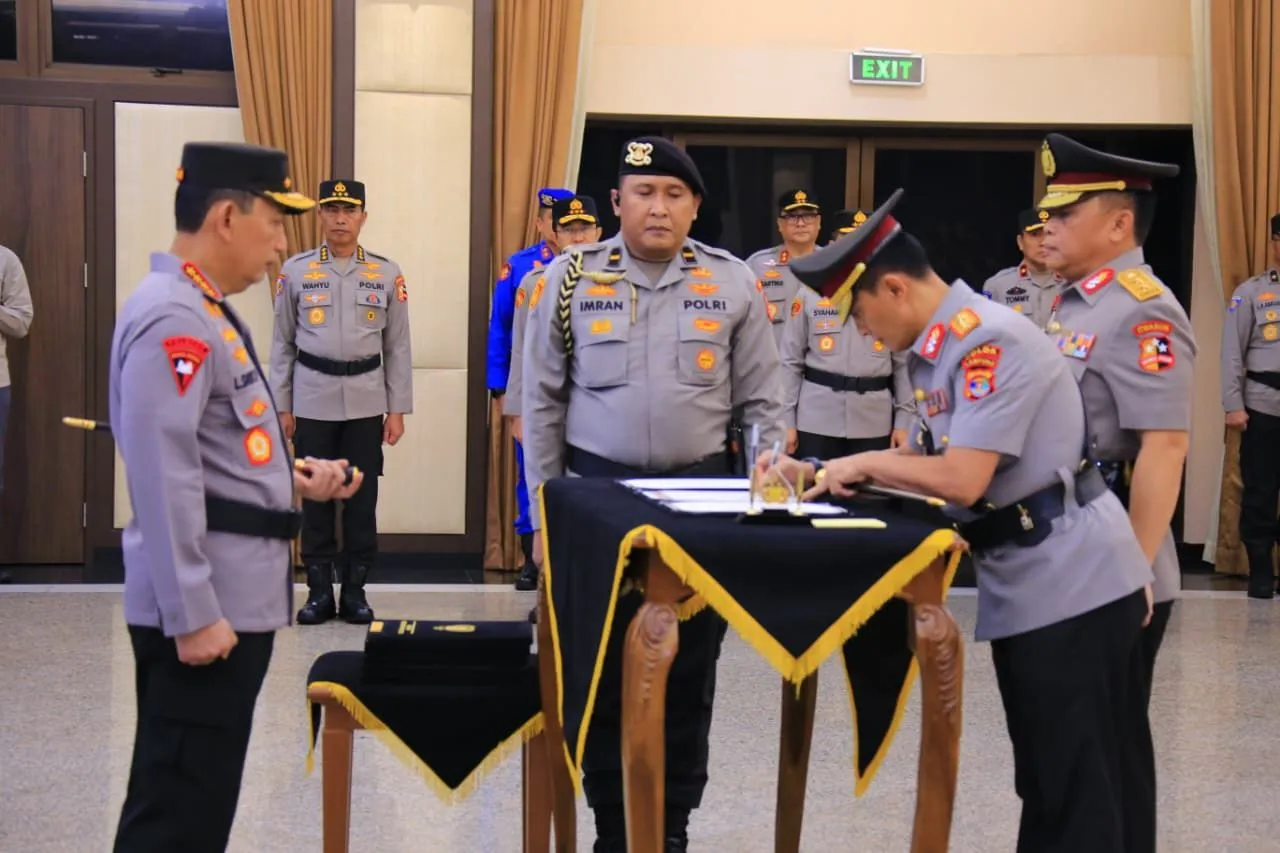 Kapolri Pimpin Sertijab, Kapolda Lampung Irjen Pol Helmy Santika Serahkan Tongkat Komando Kepada Irjen Pol Helfi Assegaf
