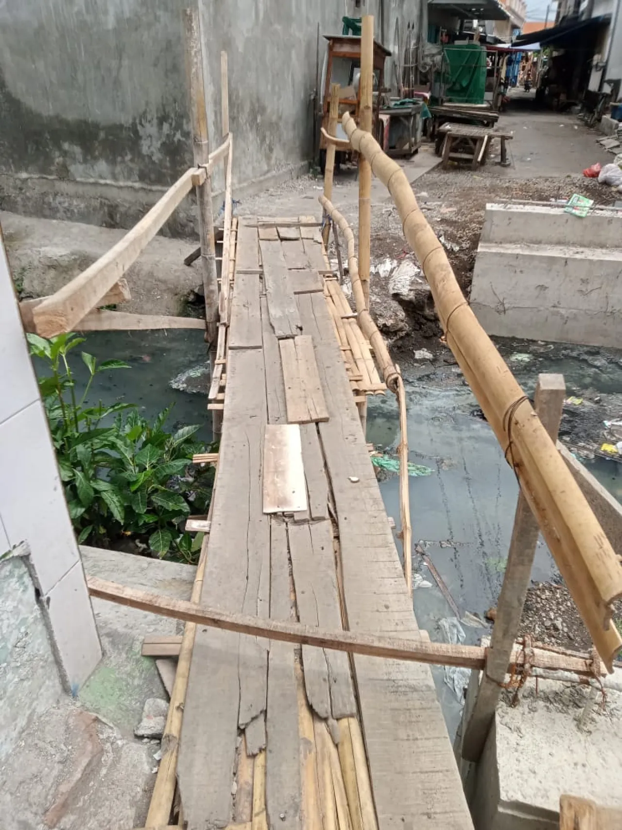 Akses Vital Warga Jadi Bahaya, Proyek Jembatan Dupak Masigit Diduga Mangkrak Tanpa Pengawasan