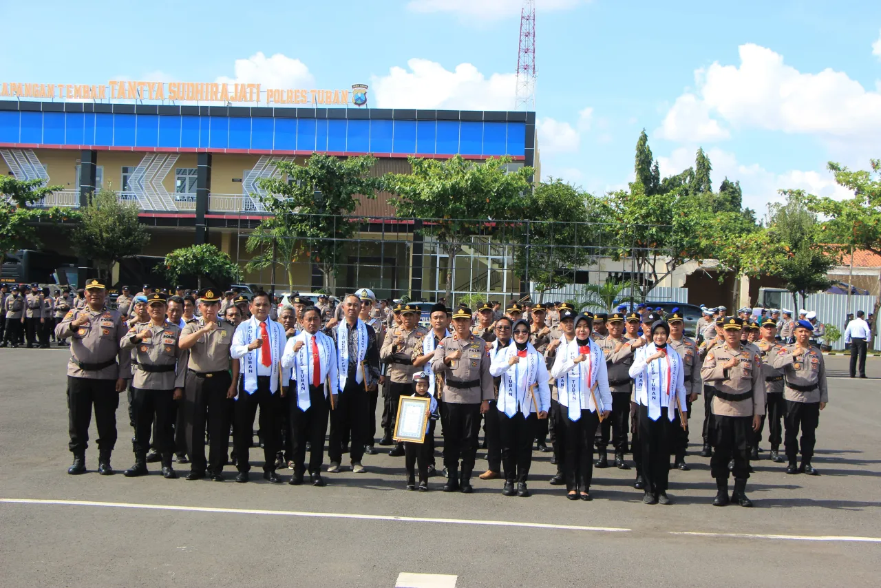 Kapolres Tuban Beri Penghargaan Kepada Sejumlah Anggota yang Berprestasi