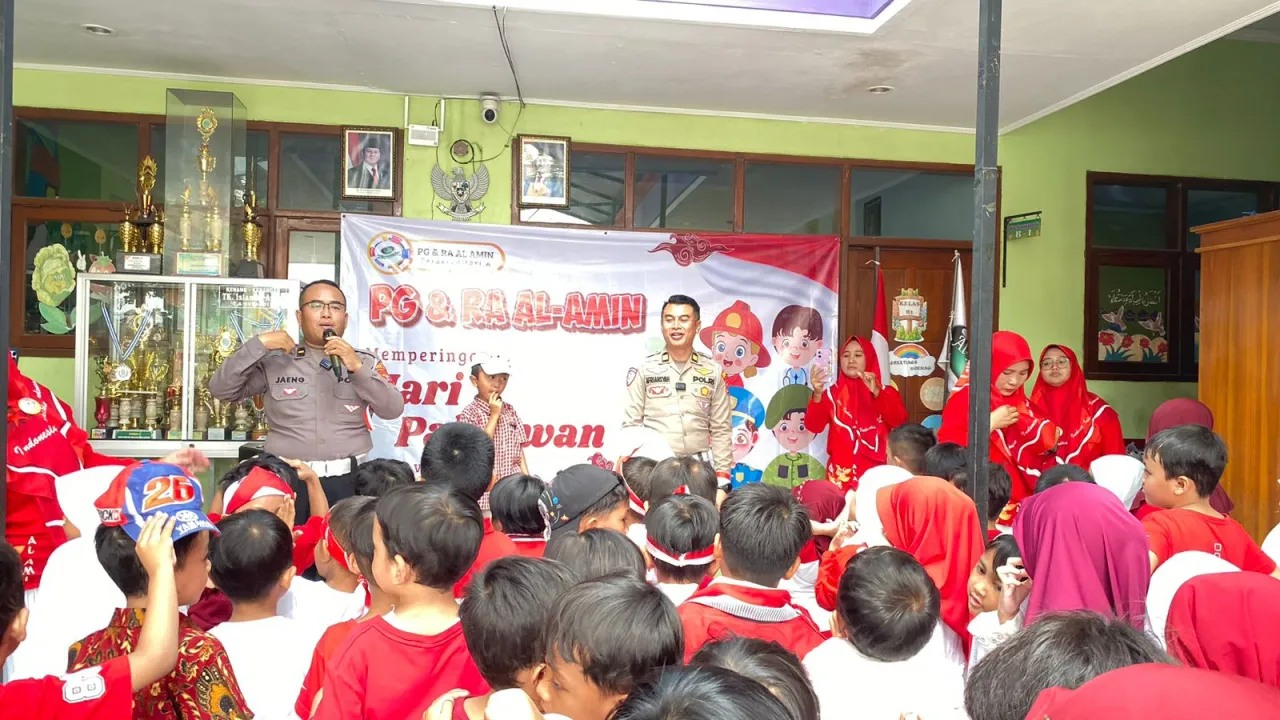 POLANTAS MENYAPA ANAK-ANAK PG–RA–TK AL AMIN, KENALKAN PROFESI POLRI DENGAN CARA MENYENANGKAN