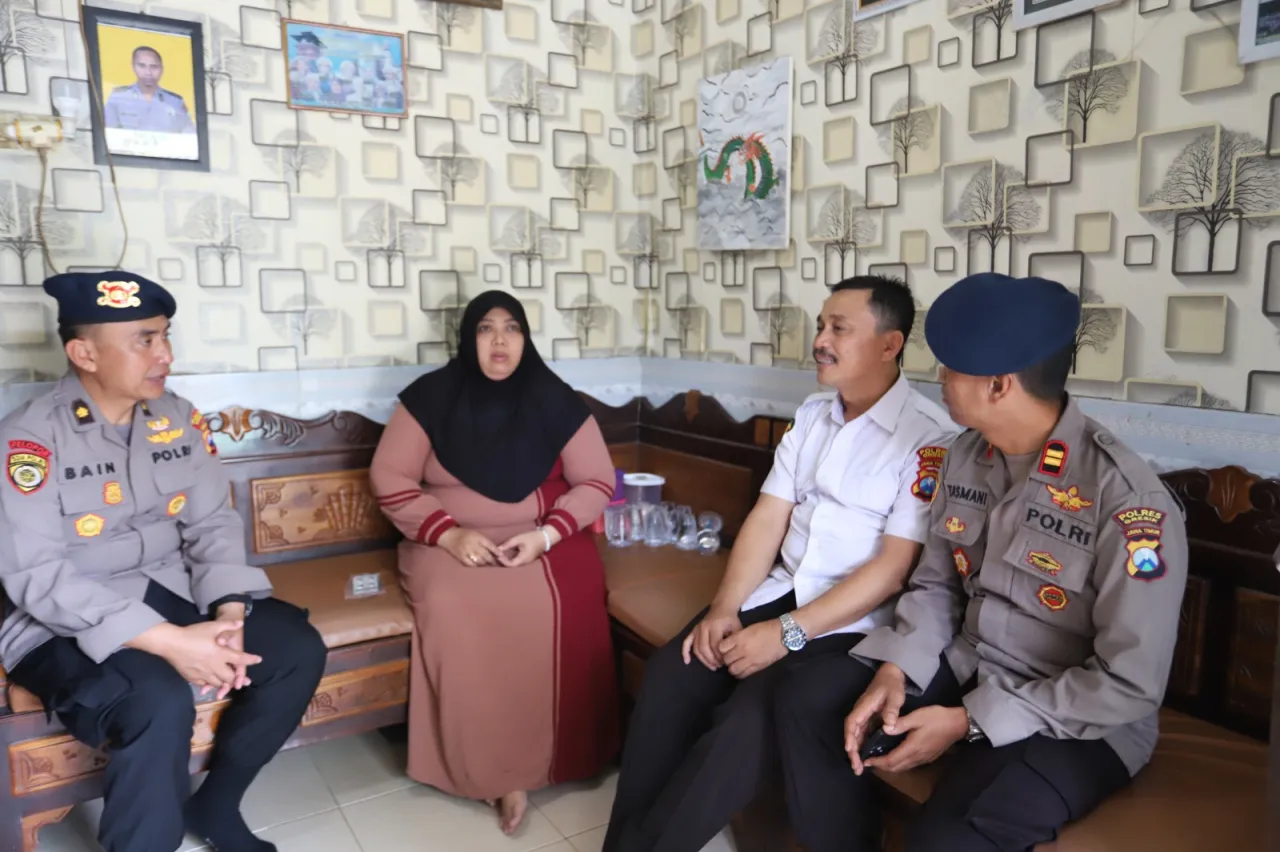 Jelang HUT ke-80 Brimob, Polres Gresik Bangun Kebersamaan Lewat Anjangsana ke Purnawirawan