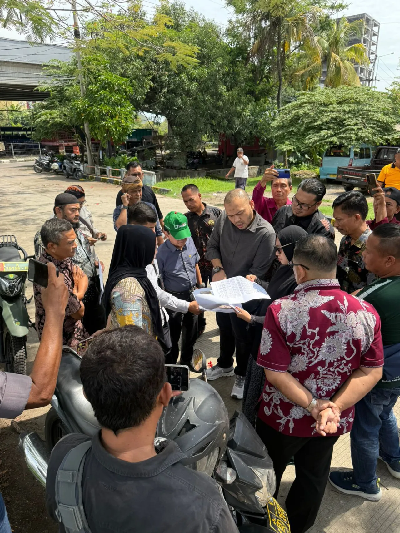 Kuasa Hukum Ahli Waris Tinjau Lokasi Tanah Sengketa di Kelurahan Larangan Cirebon