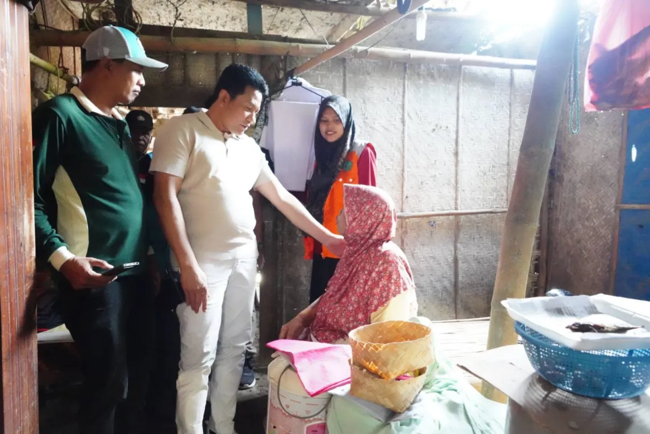 Bupati Sidoarjo Pastikan Bantuan Renovasi untuk Tiga Rumah Segera