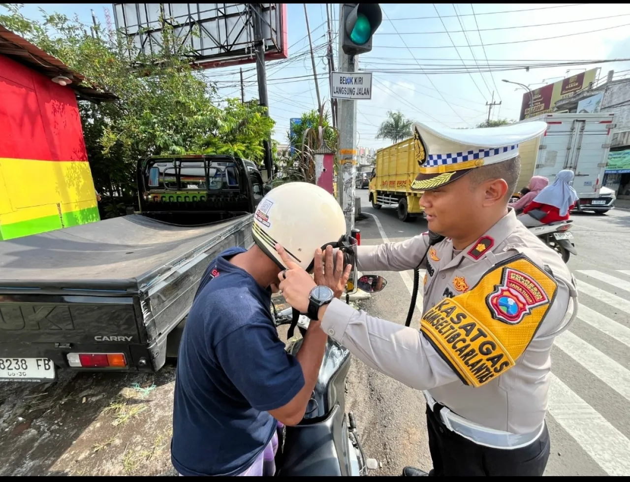 Operasi Zebra Semeru Polresta Malang Kota Bagikan 100 Helm Gratis