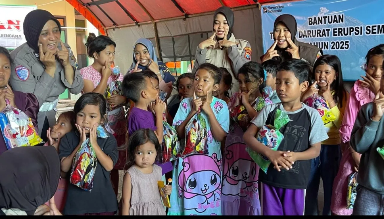 Polres Lumajang Dampingi Anak-anak Pengungsi Semeru: Beri Hiburan dan Pulihkan Trauma