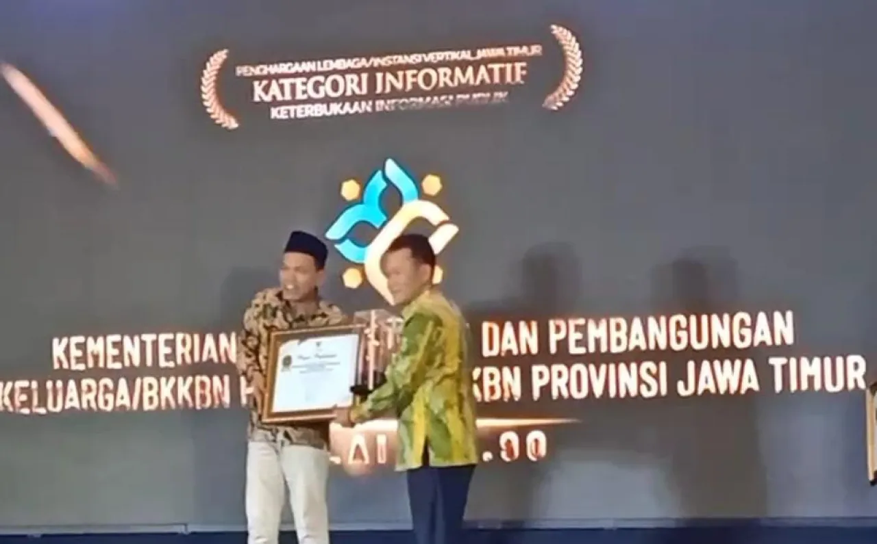 Kemendukbangga/BKKBN Jatim Raih Predikat Informatif di Malam Anugerah KI Awards Jawa Timur 2025
