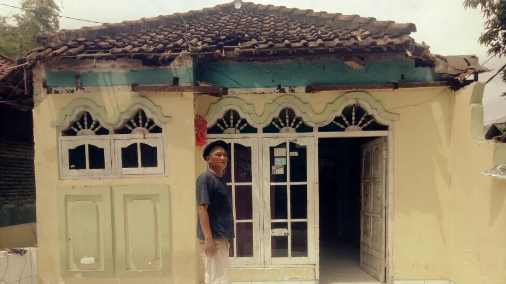 Kades Kedung Sugo Sigap Bergerak Begitu Puting Beliung Menerjang Rumah Warganya