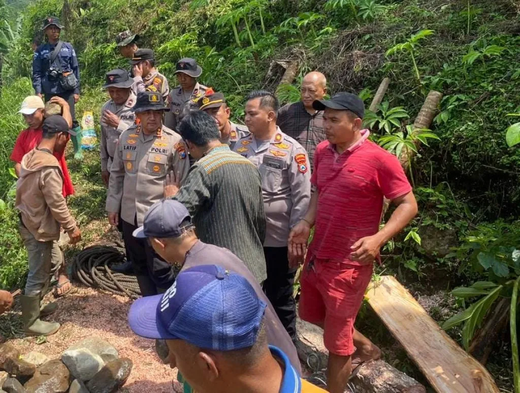 Polres Probolinggo Bersama Warga Bersihkan Material Pascabanjir Bandang di Tiris
