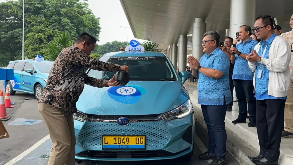 BANDARA JUANDA DAN BLUEBIRD GROUP HADIRKAN TAKSI LISTRIK PERTAMA