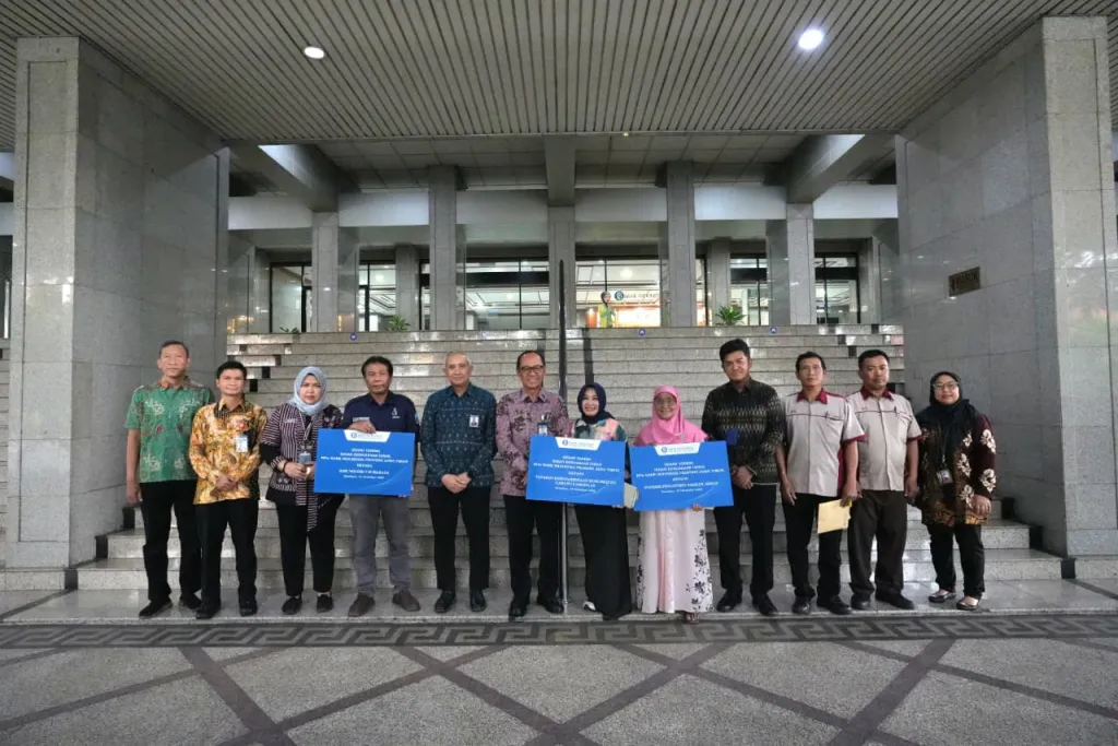 BI Jatim Salurkan Hibah Kendaraan Dinas kepada Lembaga Pendidikan dan Sosial 