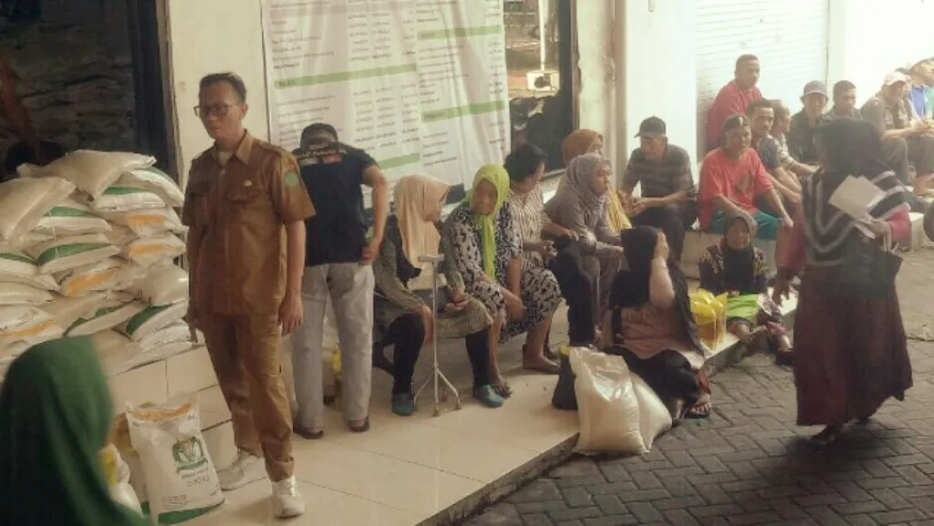 Di Ujung Tahun, Pemdes Temu Bagikan Bantuan Pangan 