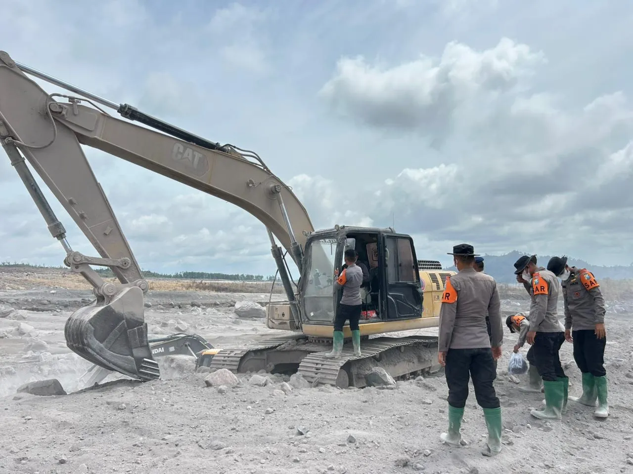 Polda Jatim Libatkan Personel Gabungan Perbaiki Tanggul Sungai di Curah Kobokan Lumajang