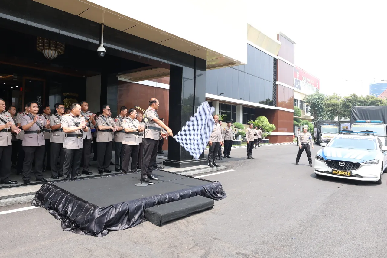 Polda Jatim Berangkatkan Bantuan Kemanusiaan untuk Korban Banjir dan Longsor di Sumatera