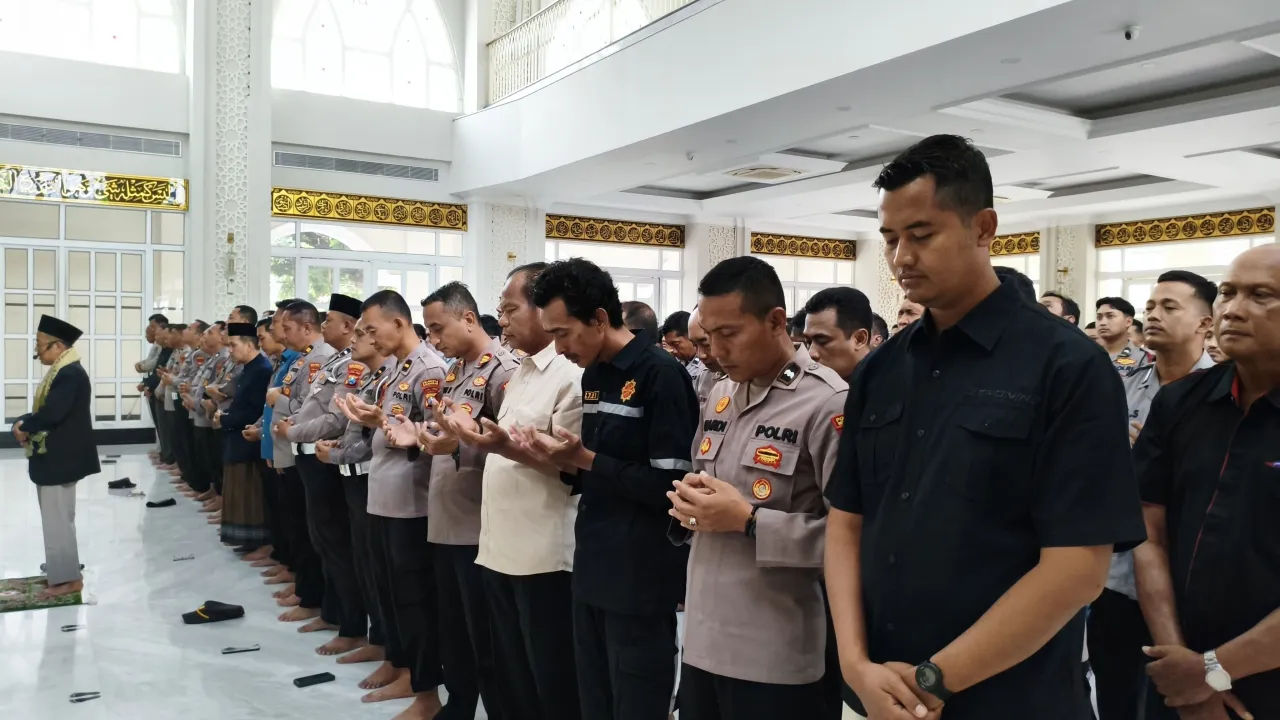 Polresta Sidoarjo Gelar Sholat Ghaib dan Doa Bersama untuk Korban Bencana Aceh Sumatera