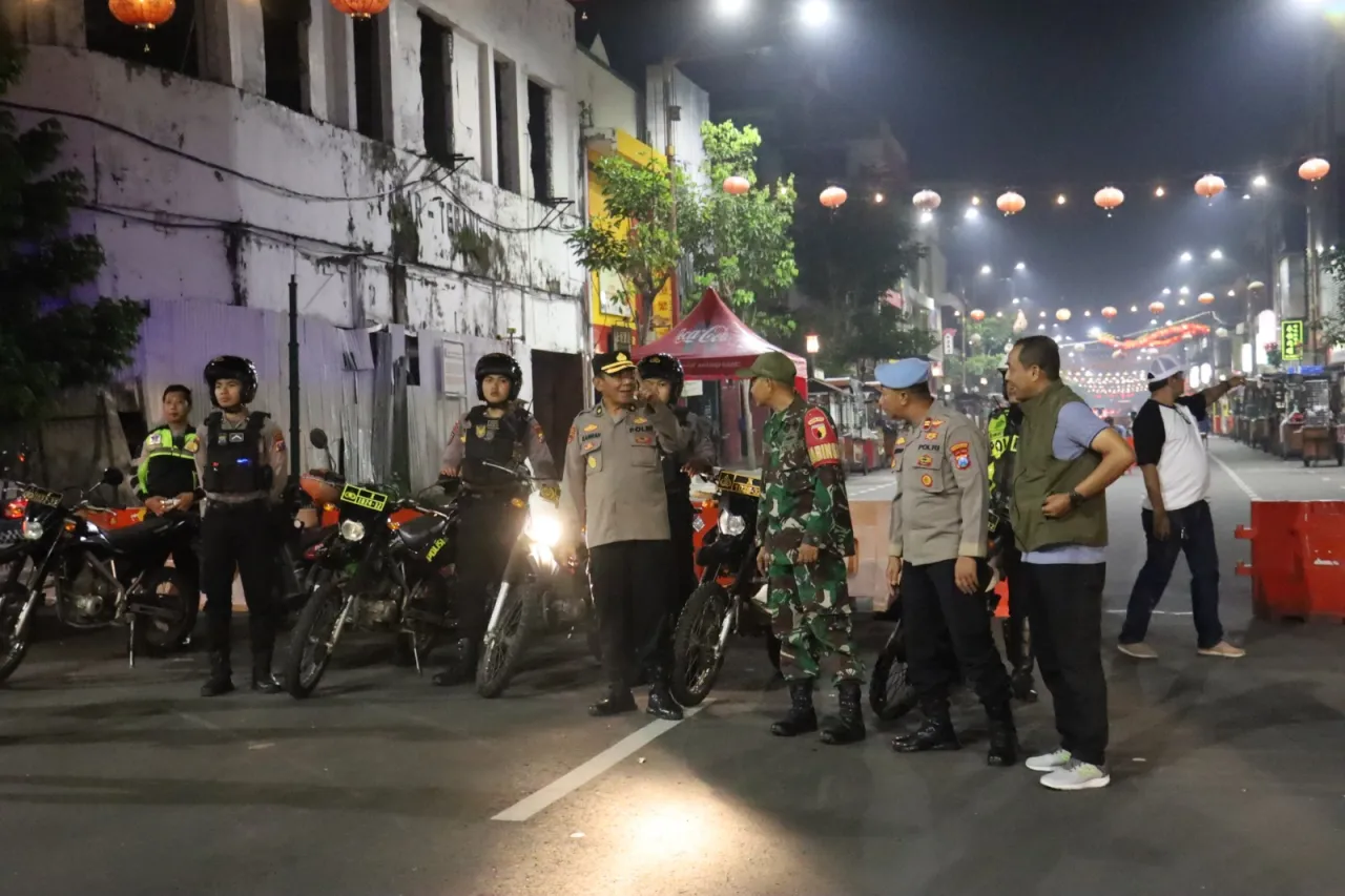 Jelang Nataru, Polres Pelabuhan Tanjung Perak Gelar Patroli Skala Besar Gabungan TNI - polri