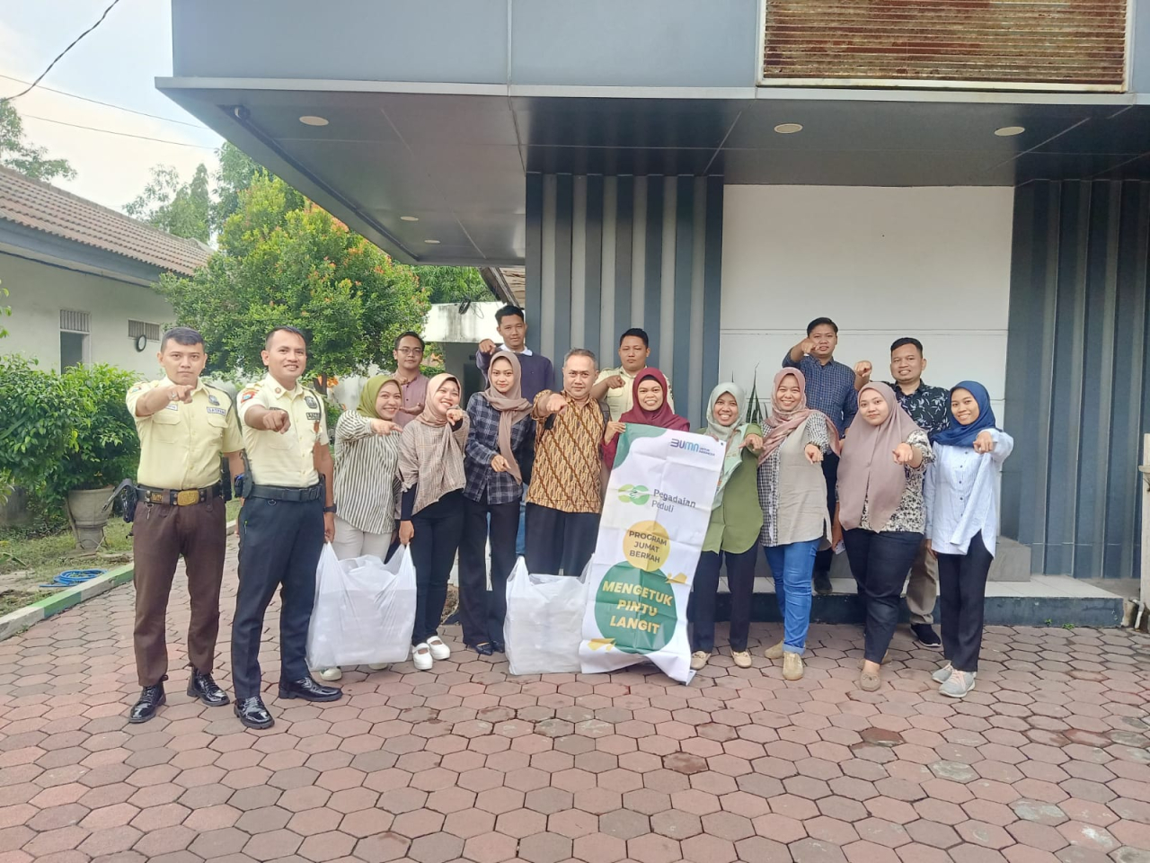 Pegadaian Kanwil XII Surabaya Dibagikan 14.000 Paket Makanan Siap Saji