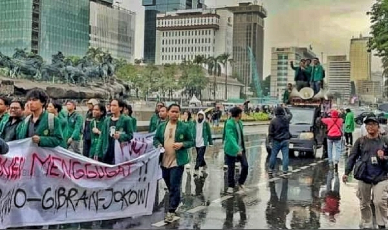 Mahasiswa Geruduk Istana, Orasi 'Indonesia Gelap' Jadi Sorotan